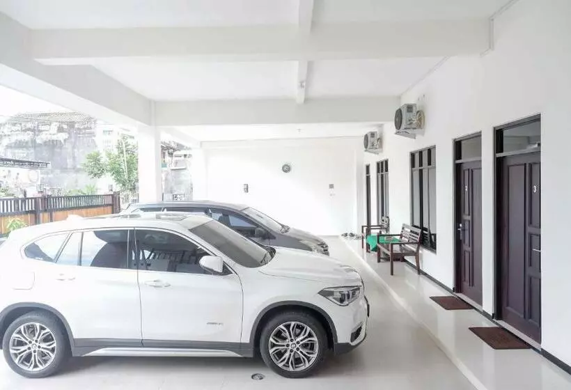 ホテル Reddoorz Near Terminal Tirtonadi 2
