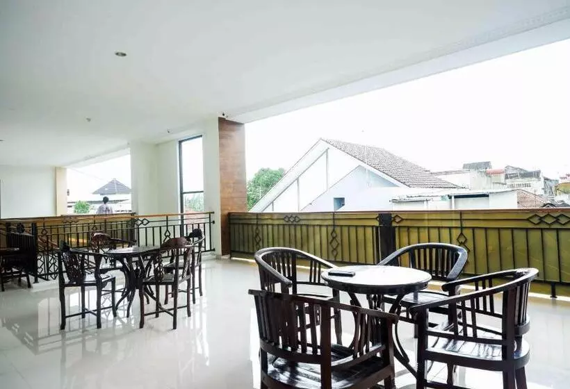 ホテル Reddoorz Near Terminal Tirtonadi 2