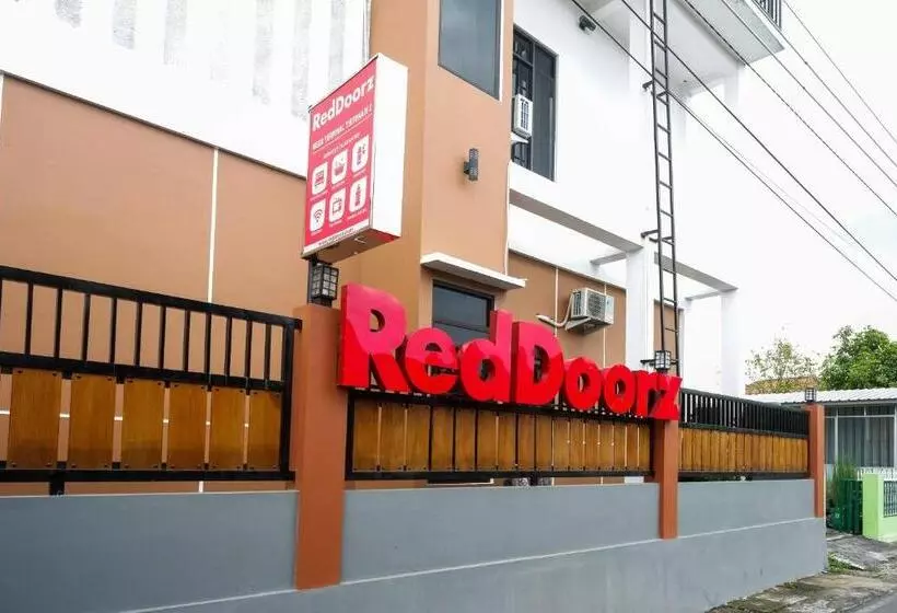 ホテル Reddoorz Near Terminal Tirtonadi 2