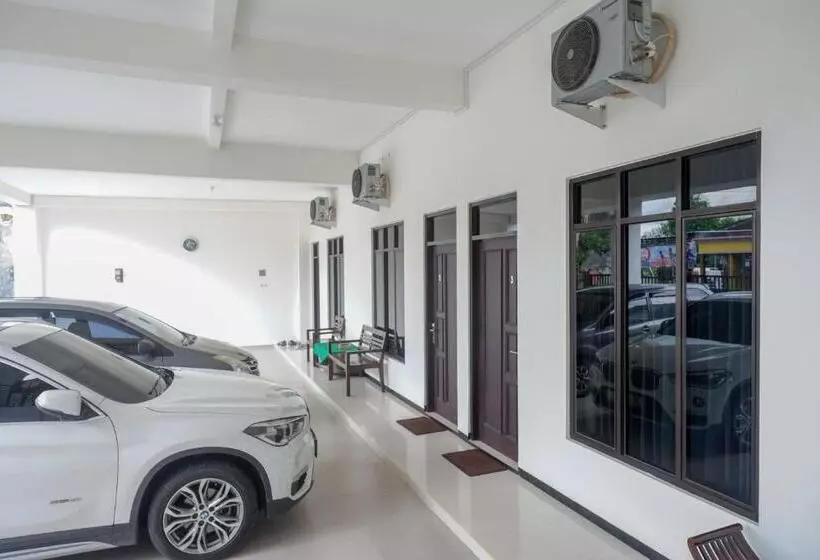 ホテル Reddoorz Near Terminal Tirtonadi 2