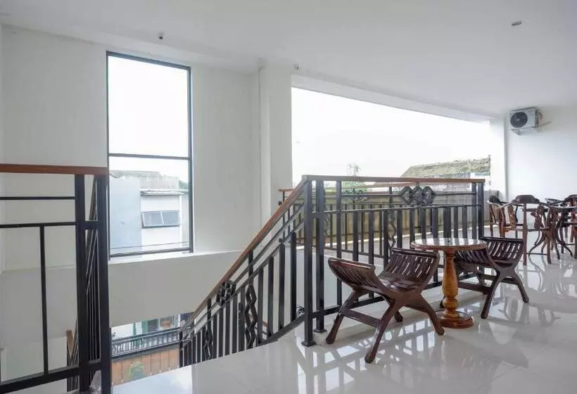 ホテル Reddoorz Near Terminal Tirtonadi 2