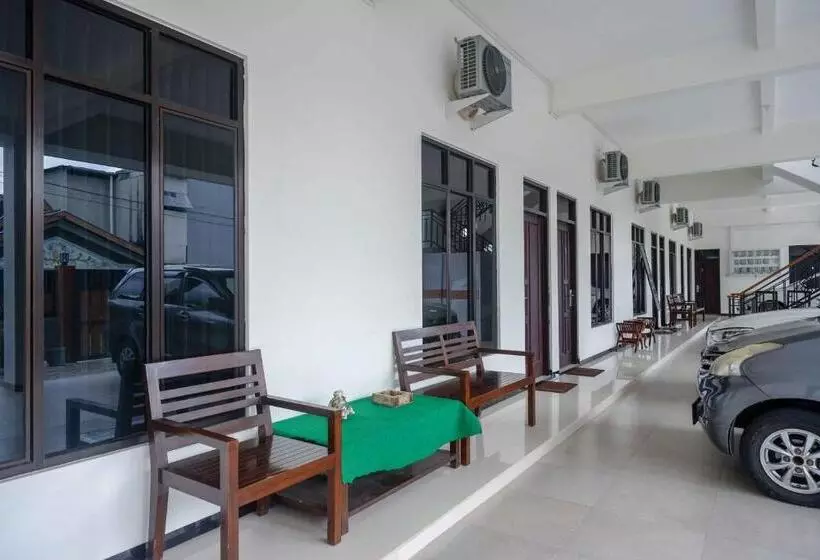 ホテル Reddoorz Near Terminal Tirtonadi 2