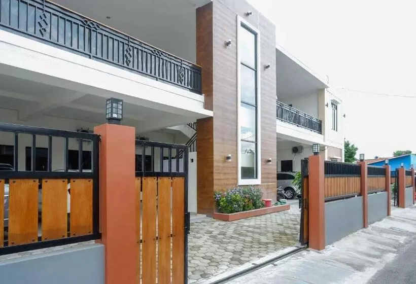ホテル Reddoorz Near Terminal Tirtonadi 2