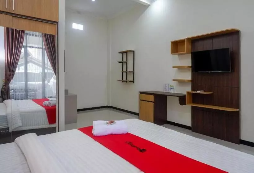 ホテル Reddoorz Near Terminal Tirtonadi 2