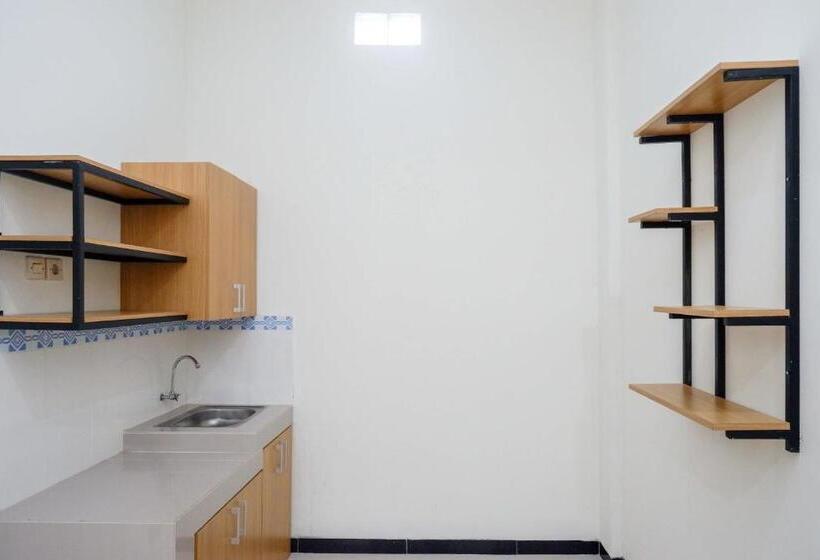 Hotel Reddoorz Near Terminal Tirtonadi 2