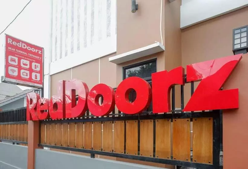 ホテル Reddoorz Near Terminal Tirtonadi 2