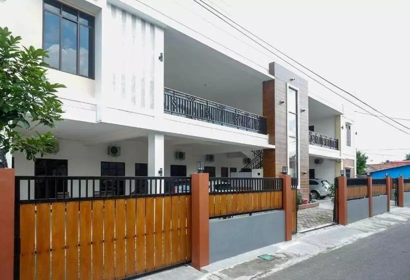 ホテル Reddoorz Near Terminal Tirtonadi 2
