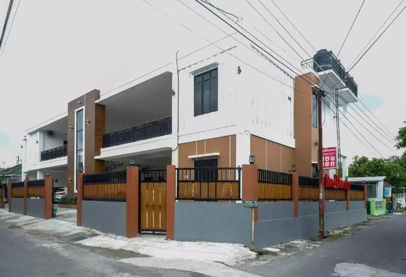 ホテル Reddoorz Near Terminal Tirtonadi 2