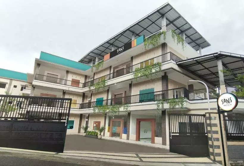 Sans Hotel Queen Batu
