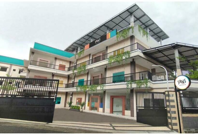 Sans Hotel Queen Batu