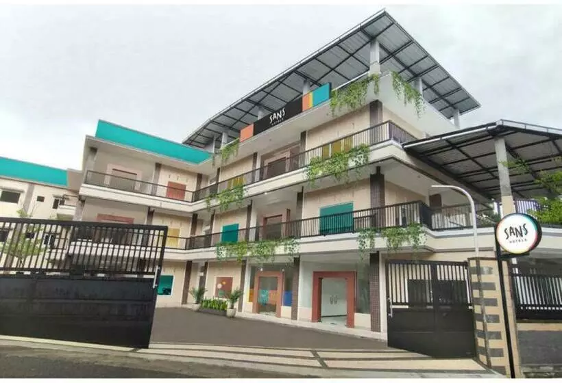 Sans Hotel Queen Batu