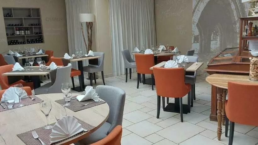 Hotelli Logis Hôtel Le Relais De L Abbaye