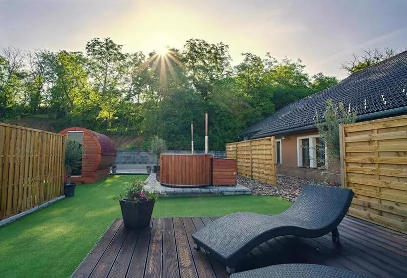 ホテル Vinné Sklepy Skalák