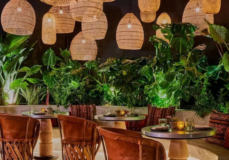 Hotelli Hollywood Volume, A Tribute Portfolio