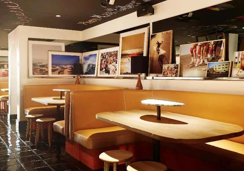 Hotelli Hollywood Volume, A Tribute Portfolio