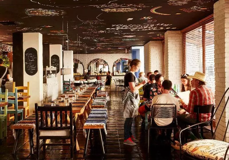 Hotelli Hollywood Volume, A Tribute Portfolio