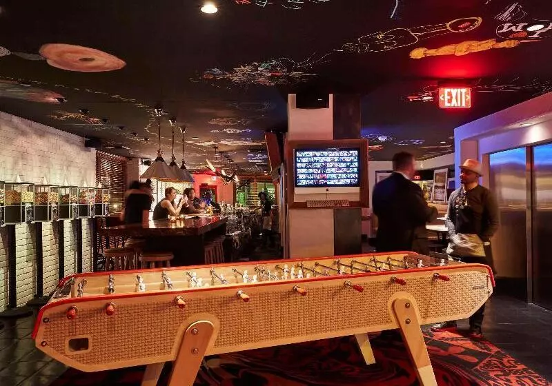 Hotelli Hollywood Volume, A Tribute Portfolio