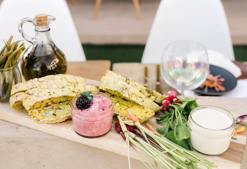 Общежитие Moxy Santa Barbara