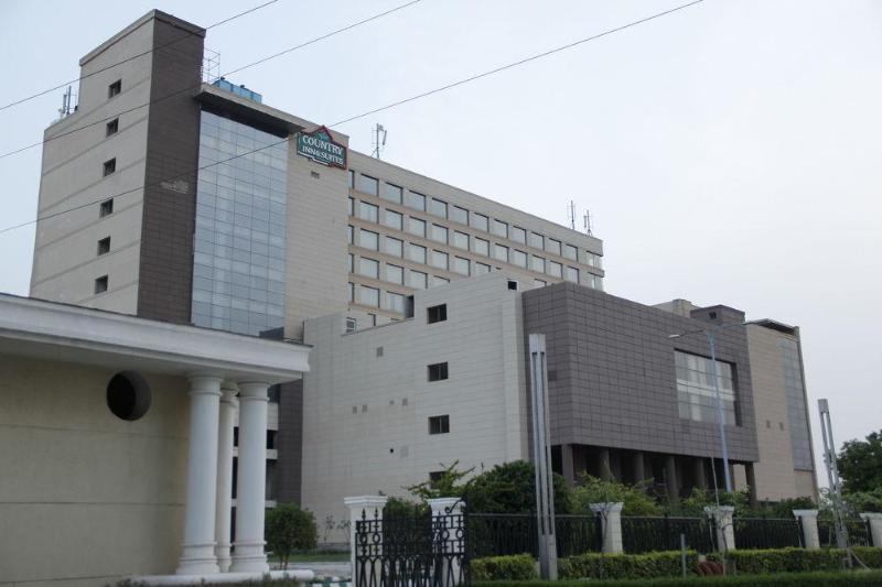 هتل Country Inn & Suites By Radisson Bathinda