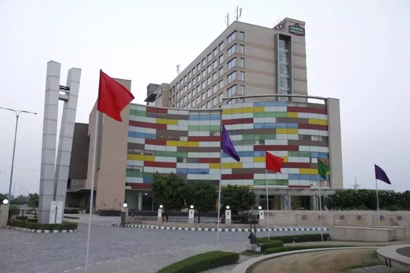 هتل Country Inn & Suites By Radisson Bathinda