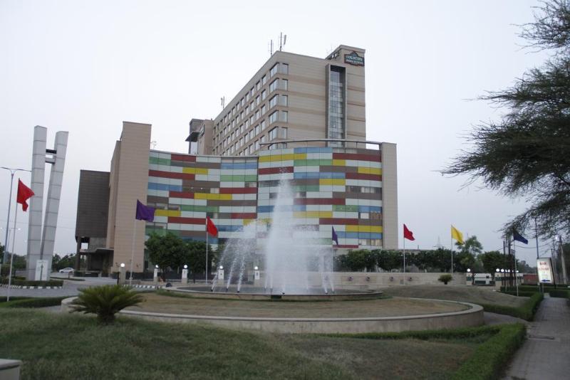 هتل Country Inn & Suites By Radisson Bathinda