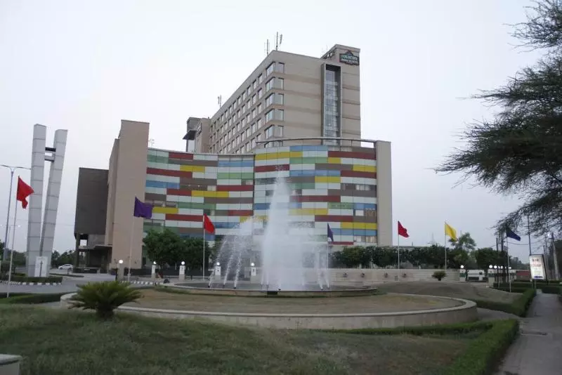 هتل Country Inn & Suites By Radisson Bathinda