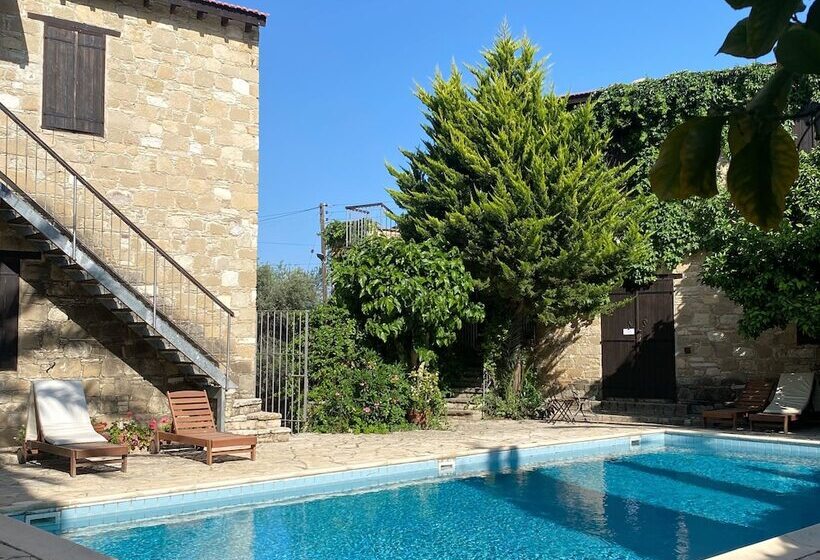 Porfyrios Country House