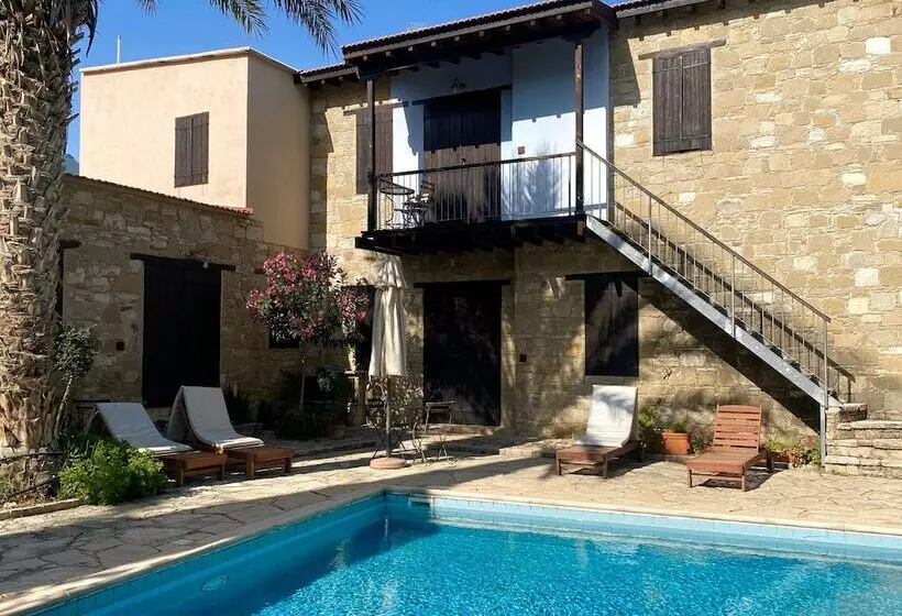 Porfyrios Country House