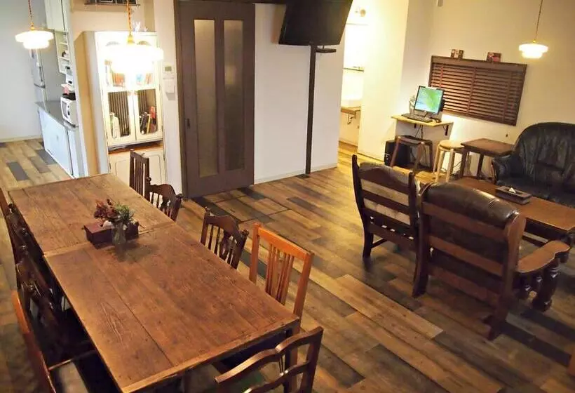 Retkeilymaja Jhoppers Hiroshima Guesthouse