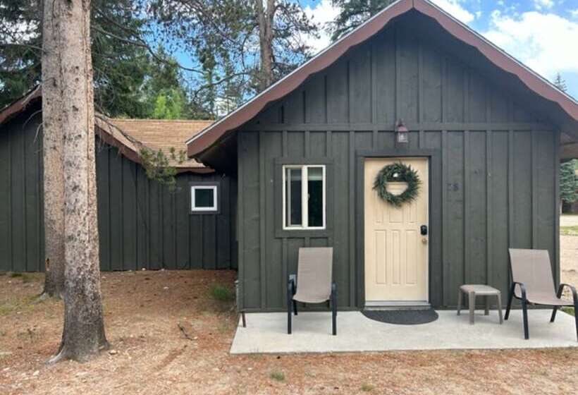 Отель Daven Haven Lodge & Cabins