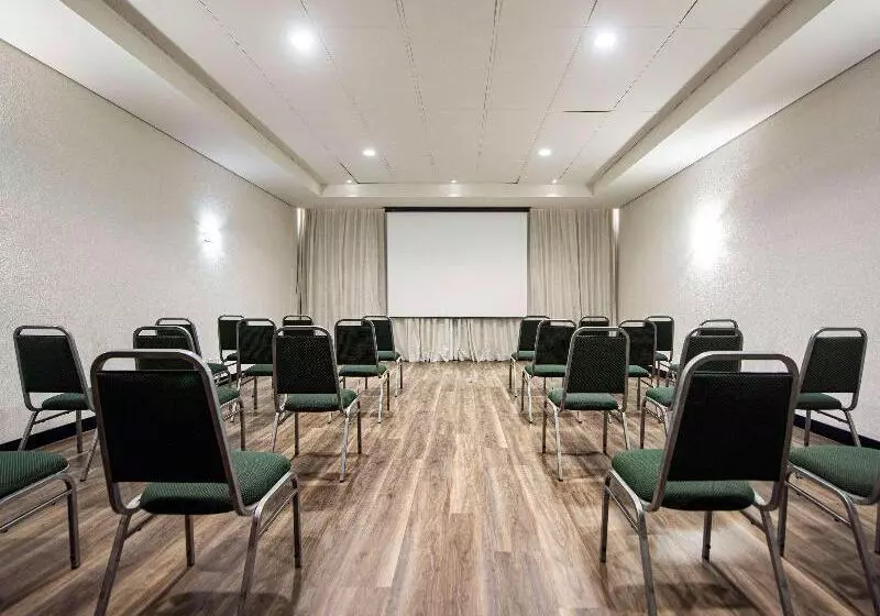 בית מלון כפרי Ibis Betim