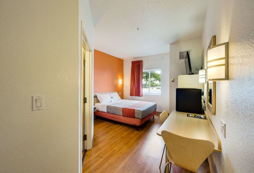 Motel 6 Brampton, On  Toronto