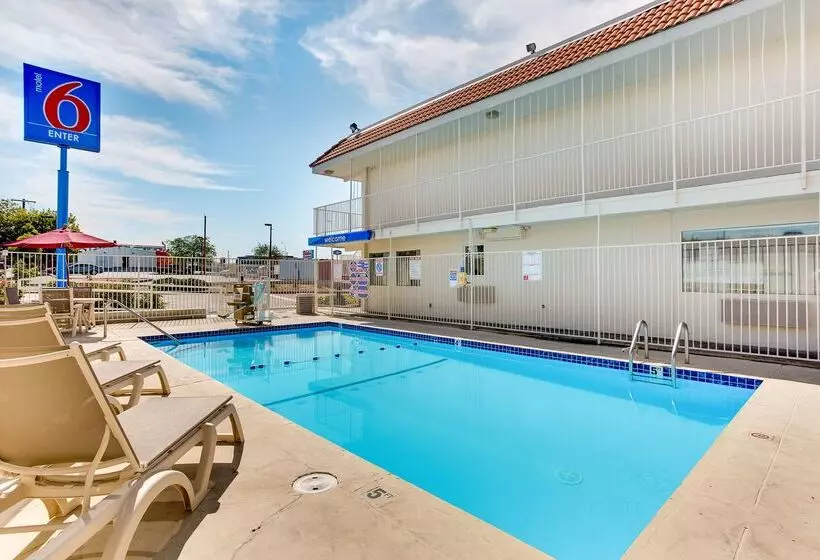 Motel 6albuquerque, Nm  Carlisle