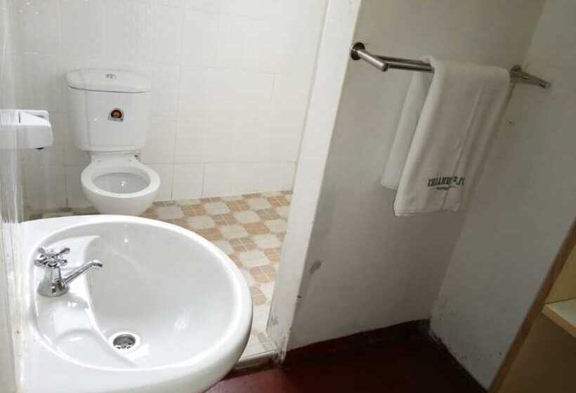 هتل Aj's The Ranch