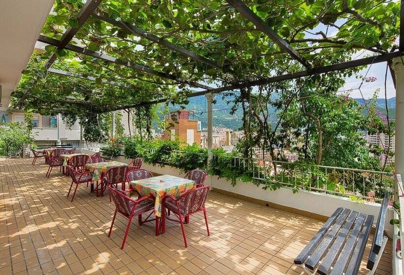 هتل Madra Rooms & Apartments