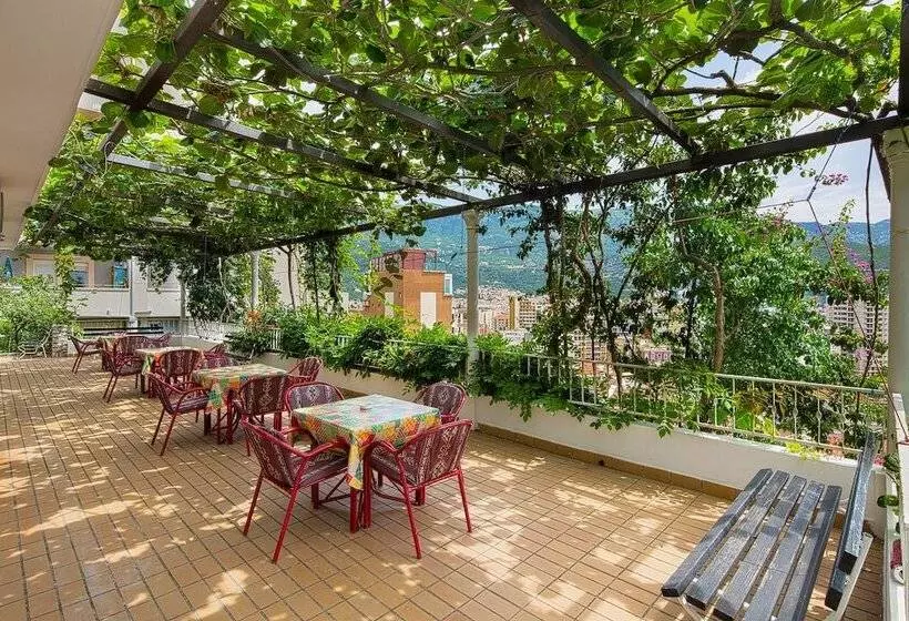 هتل Madra Rooms & Apartments