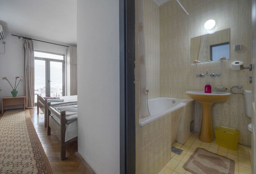 هتل Madra Rooms & Apartments