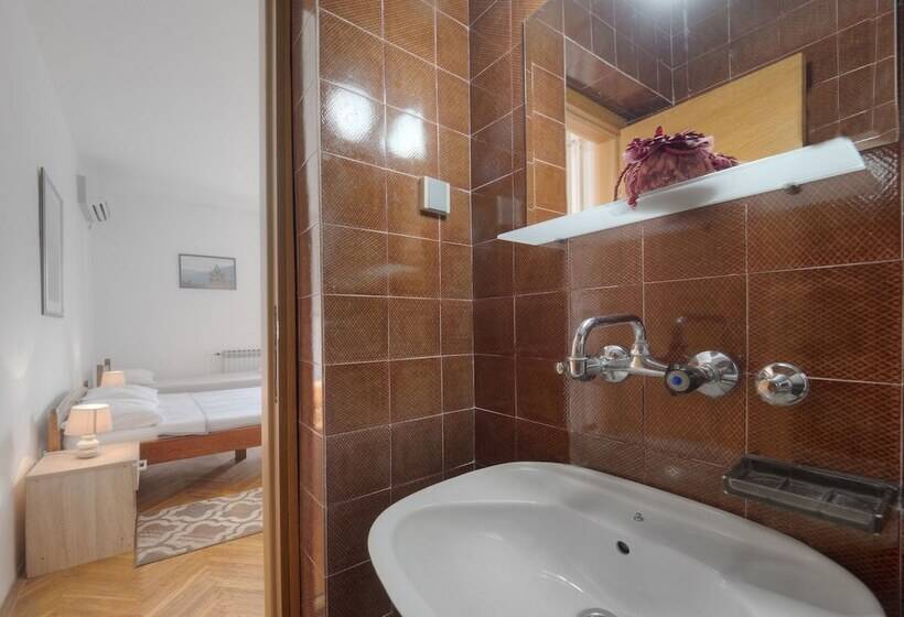 هتل Madra Rooms & Apartments