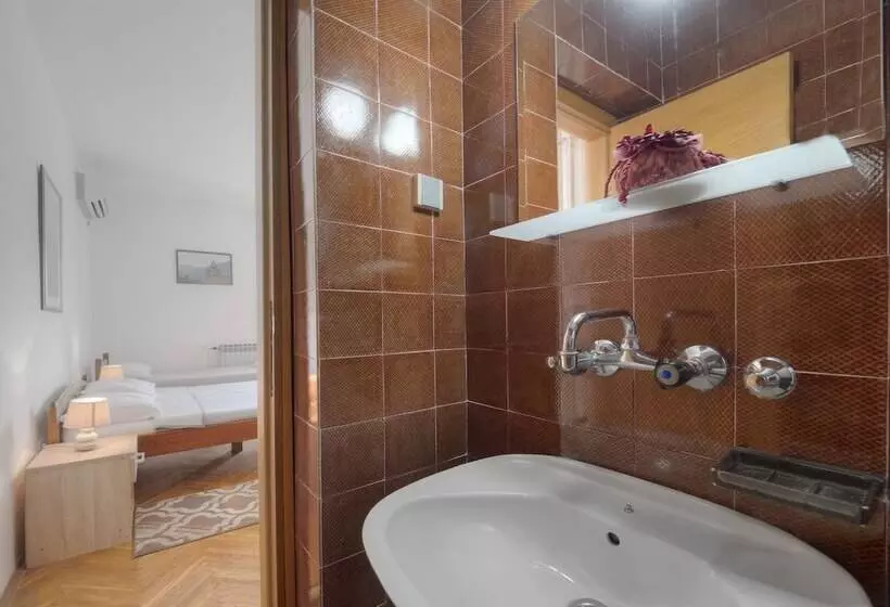 هتل Madra Rooms & Apartments