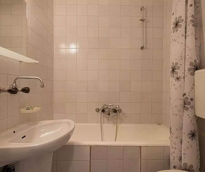 هتل Madra Rooms & Apartments