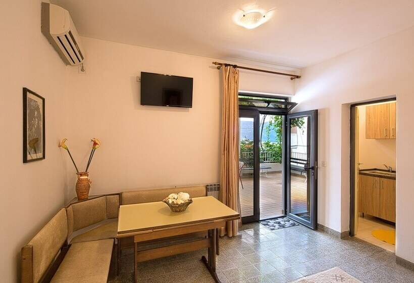 هتل Madra Rooms & Apartments