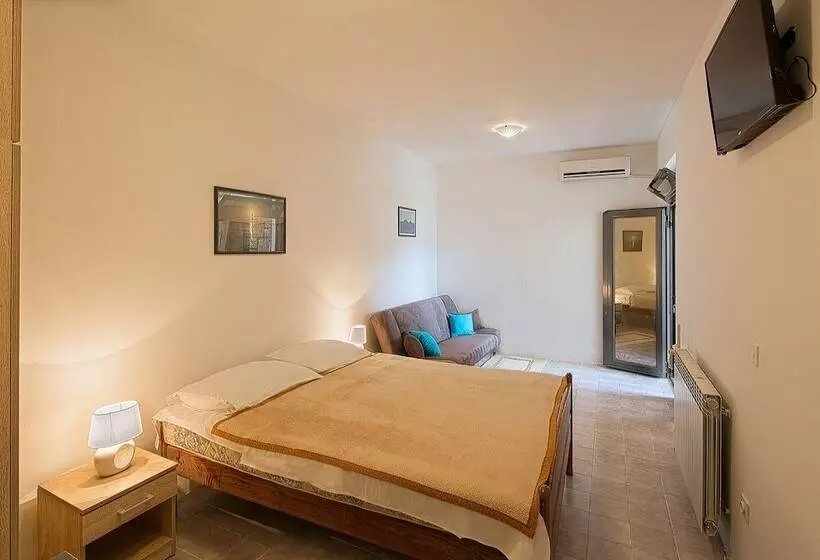 هتل Madra Rooms & Apartments