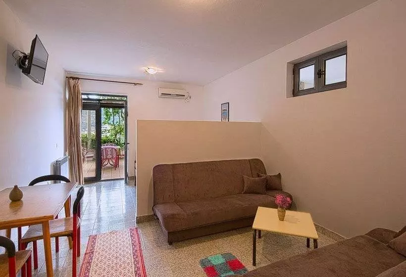 هتل Madra Rooms & Apartments