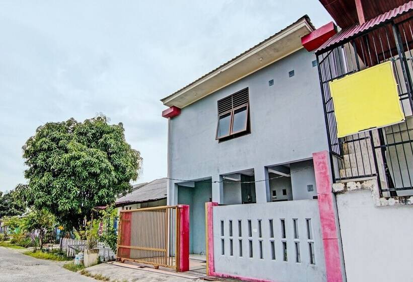 ホテル Spot On 91828 Homestay Dinda Syariah