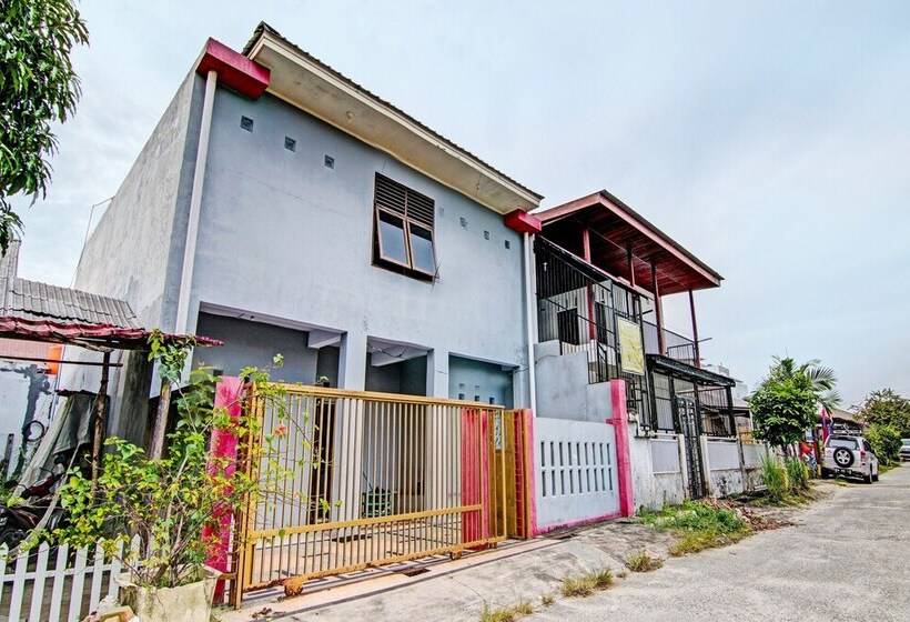 ホテル Spot On 91828 Homestay Dinda Syariah