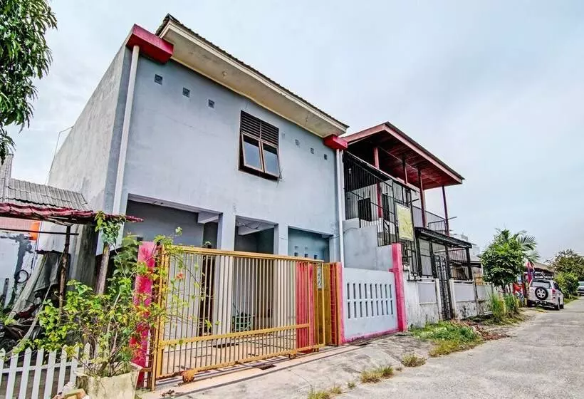 هتل Spot On 91828 Homestay Dinda Syariah