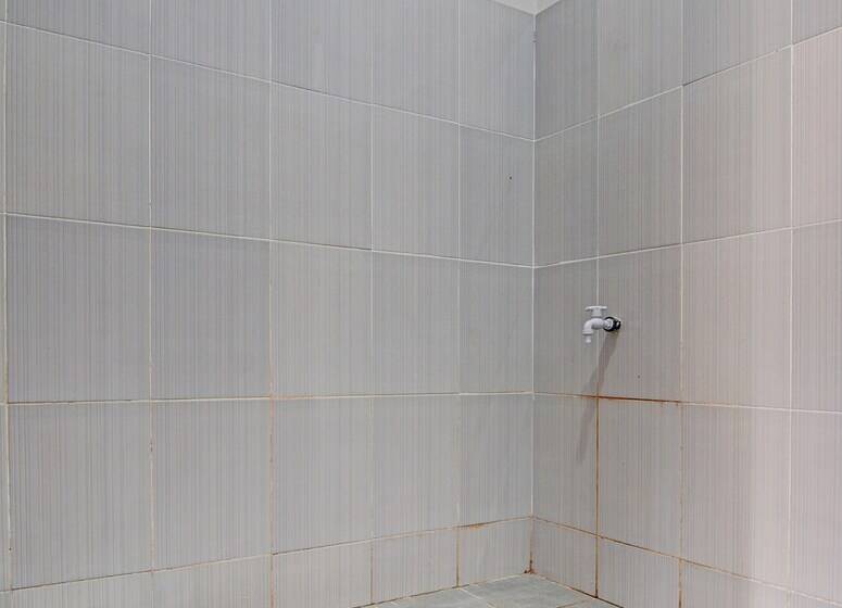 ホテル Spot On 91828 Homestay Dinda Syariah