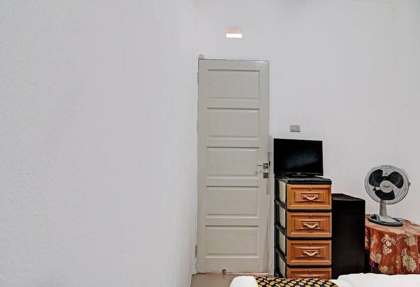 ホテル Spot On 91828 Homestay Dinda Syariah