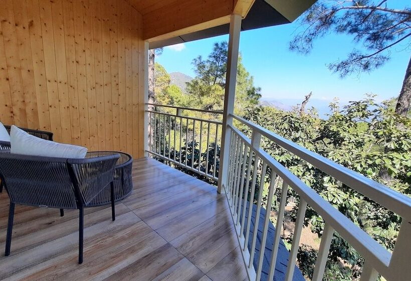 Отель The Woods Retreat