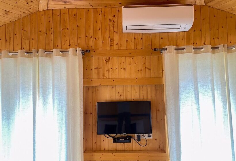 Отель The Woods Retreat